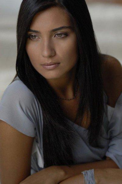 Tuba Büyüküstün'ün Arap hayranları seti bastı