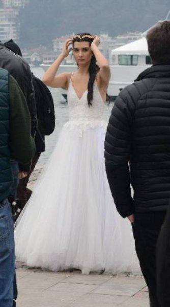 Tuba Büyüküstün'ün Arap hayranları seti bastı