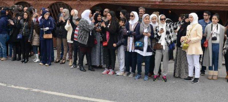 Tuba Büyüküstün'ün Arap hayranları seti bastı