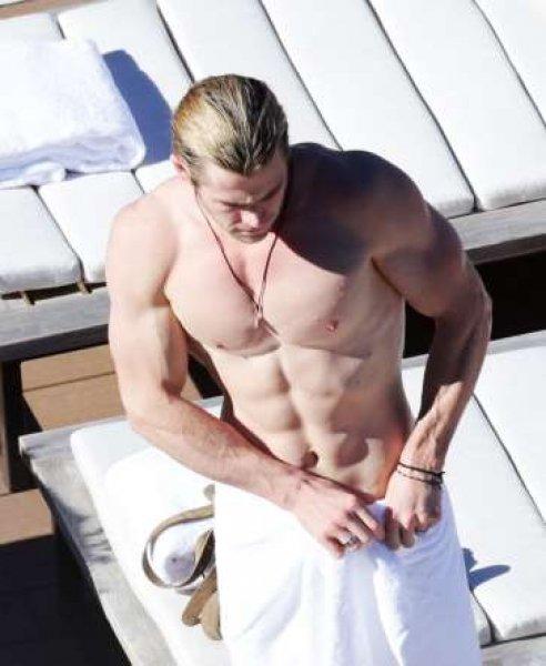 Vücutlarıyla dikkat çeken ünlüler