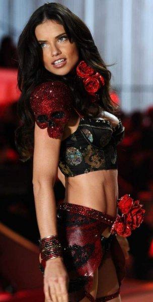 Vücutlarıyla dikkat çeken ünlüler