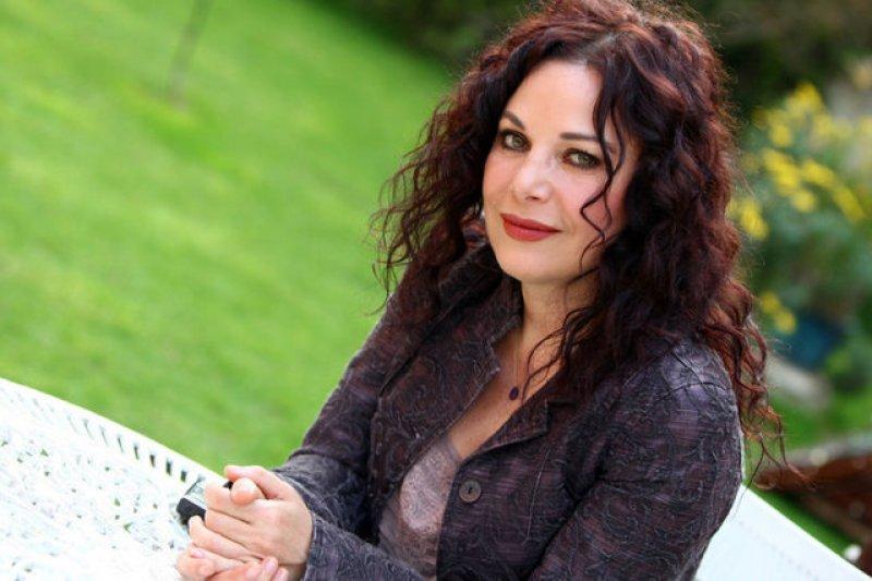 Şenay Gürler torunuyla alışverişte