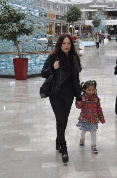 Şenay Gürler torunuyla alışverişte