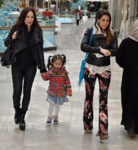 Şenay Gürler torunuyla alışverişte