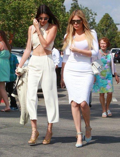 Kardashian kardeşler kiliseye partiye gider gibi gitti