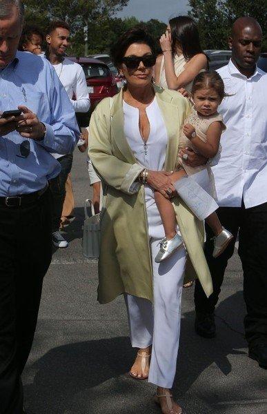 Kardashian kardeşler kiliseye partiye gider gibi gitti