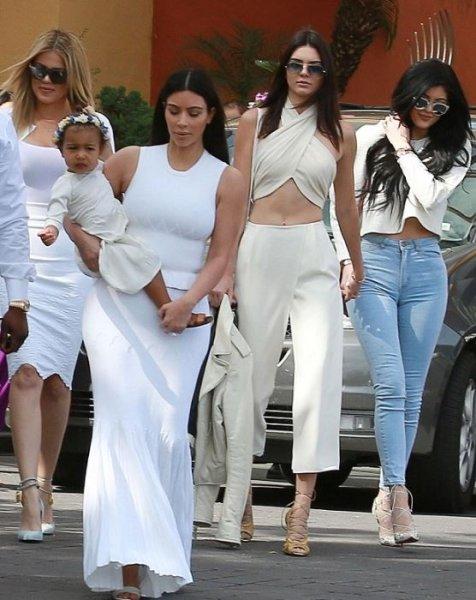 Kardashian kardeşler kiliseye partiye gider gibi gitti