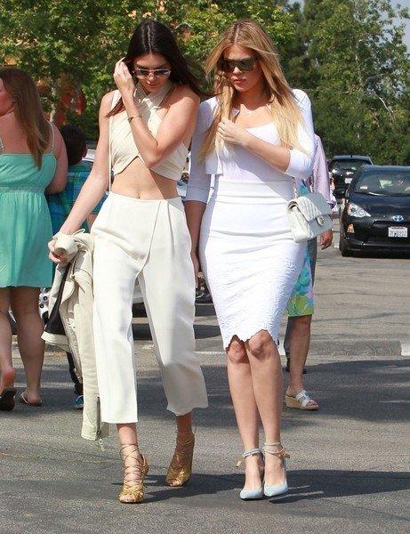 Kardashian kardeşler kiliseye partiye gider gibi gitti