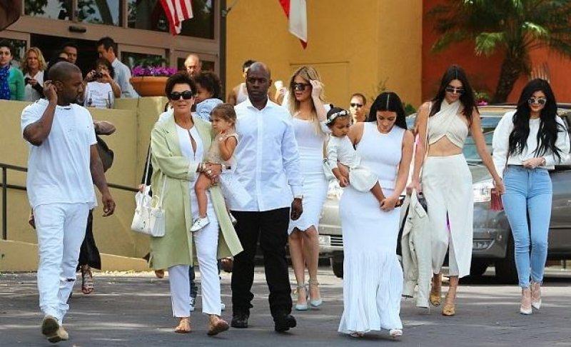 Kardashian kardeşler kiliseye partiye gider gibi gitti