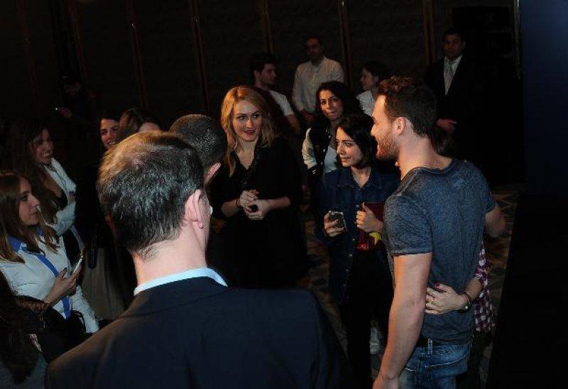 Serenay Sarıkaya ile Kerem Bürsin yan yana gelemedi 