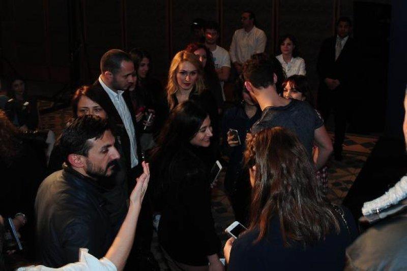 Serenay Sarıkaya ile Kerem Bürsin yan yana gelemedi 