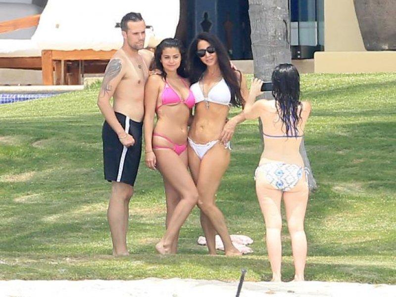 Selena Gomez'e bikini küçük geldi