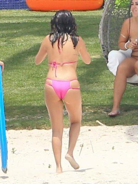 Selena Gomez'e bikini küçük geldi
