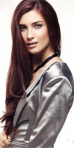 Türkiye'nin en çekici kadını seçildi 