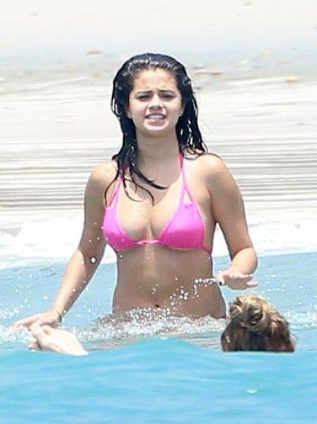 Selena Gomez'e bikini küçük geldi