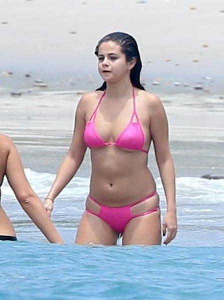 Selena Gomez'e bikini küçük geldi