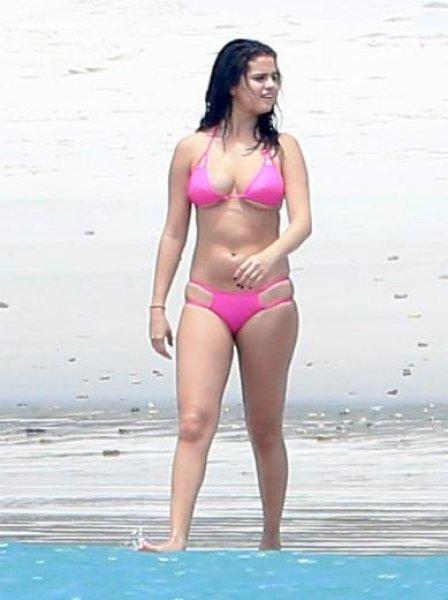 Selena Gomez'e bikini küçük geldi