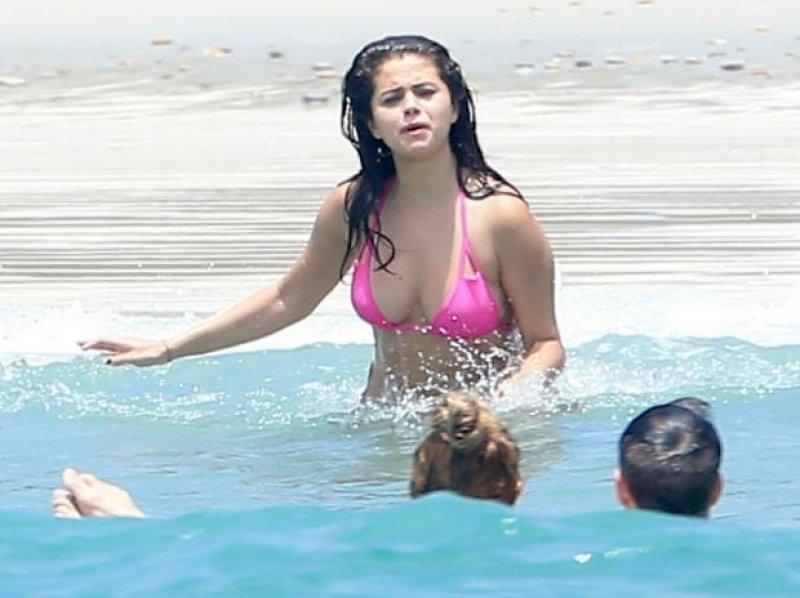 Selena Gomez'e bikini küçük geldi