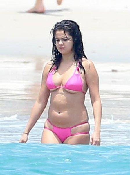 Selena Gomez'e bikini küçük geldi