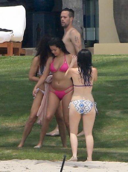 Selena Gomez'e bikini küçük geldi