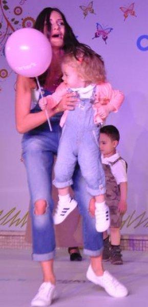 Yasemin Ergene çocuklarıyla podyumda