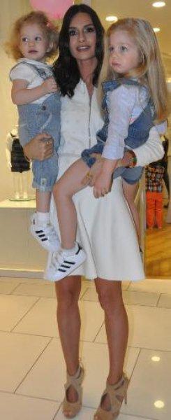 Yasemin Ergene çocuklarıyla podyumda