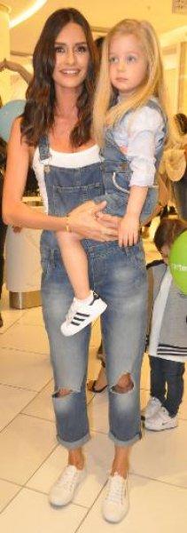 Yasemin Ergene çocuklarıyla podyumda