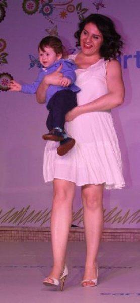 Yasemin Ergene çocuklarıyla podyumda