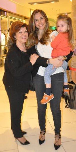 Yasemin Ergene çocuklarıyla podyumda