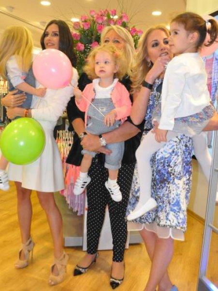 Yasemin Ergene çocuklarıyla podyumda