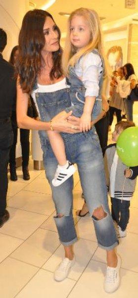 Yasemin Ergene çocuklarıyla podyumda