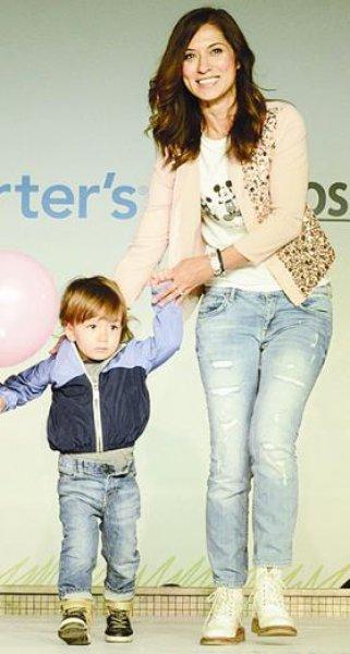 Yasemin Ergene çocuklarıyla podyumda