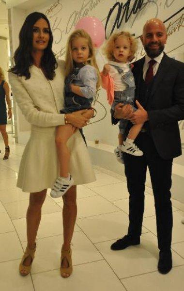 Yasemin Ergene çocuklarıyla podyumda