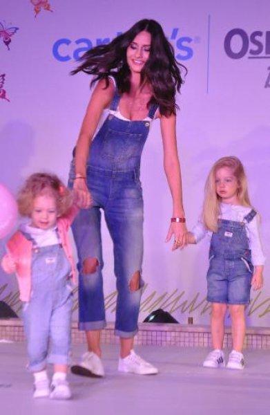 Yasemin Ergene çocuklarıyla podyumda