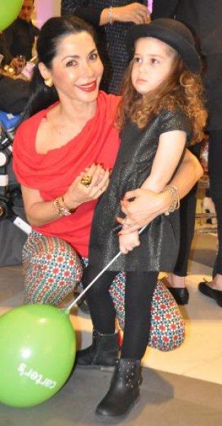 Yasemin Ergene çocuklarıyla podyumda