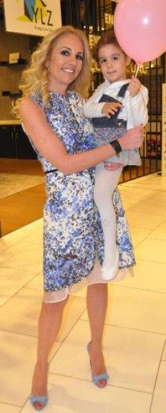 Yasemin Ergene çocuklarıyla podyumda