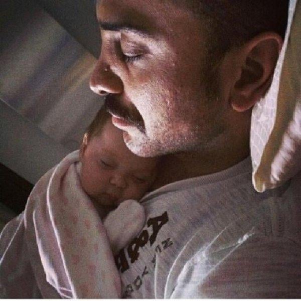 Demet Akalın'ın kızı Hira 