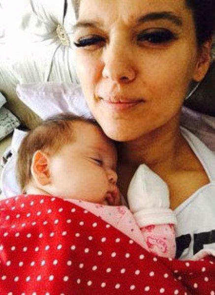 Demet Akalın'ın kızı Hira 