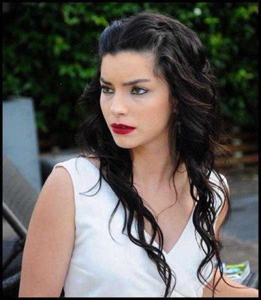 Eliz Sakuçoğlu ve Merve Boluğur'dan eski aşklarına gönderme 