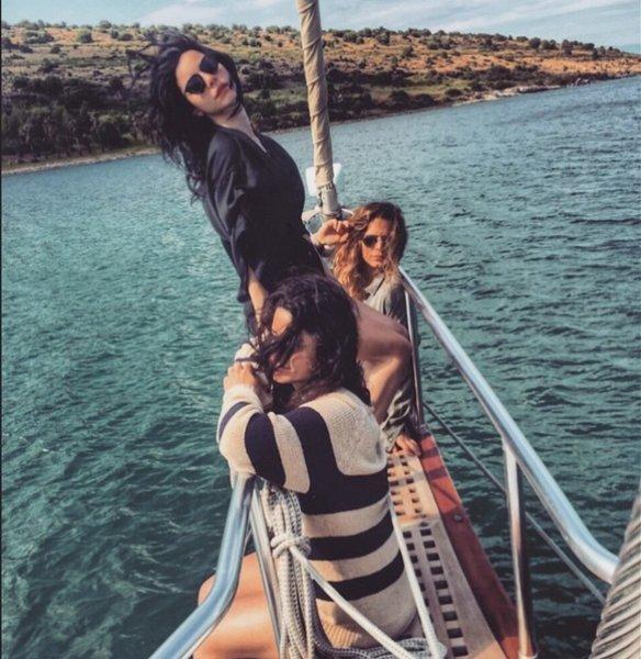 Eliz Sakuçoğlu ve Merve Boluğur'dan eski aşklarına gönderme 