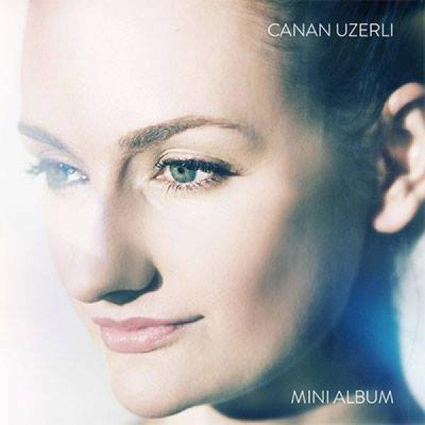 Meryem Uzerli ilk defa ablasıyla poz verdi