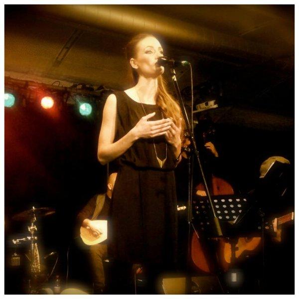 Meryem Uzerli ilk defa ablasıyla poz verdi