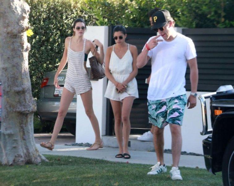 Model Kendall Jenner ilginç kıyafetiyle objektiflere takıldı