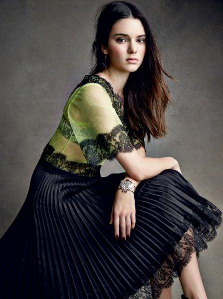 Model Kendall Jenner ilginç kıyafetiyle objektiflere takıldı