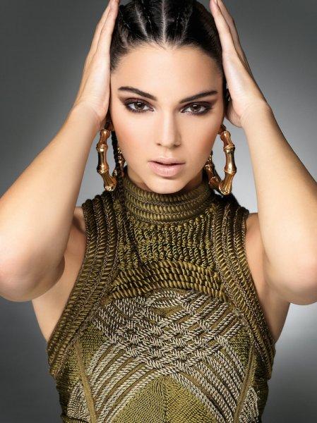 Model Kendall Jenner ilginç kıyafetiyle objektiflere takıldı