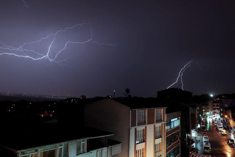İstanbul'da şimşekli akşam