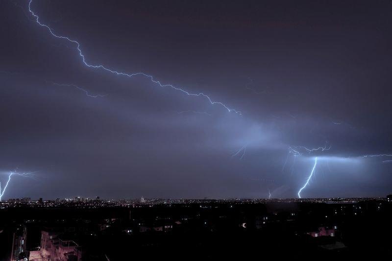 İstanbul'da şimşekli akşam