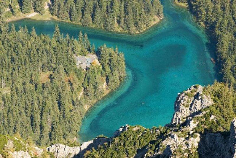 Tragöss  bölgesindeki Yeşil Göl ziyaretçilerini hayran bırakıyor 