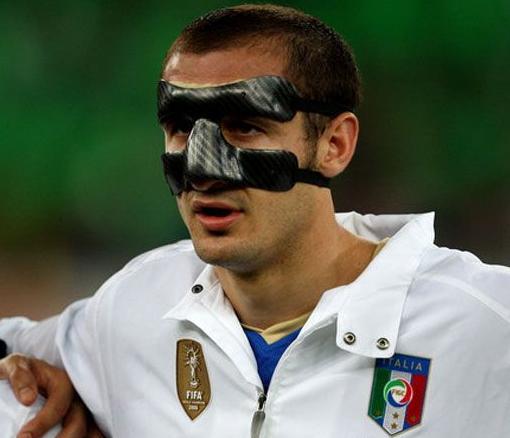 Maske takmak zorunda kalan futbolcular