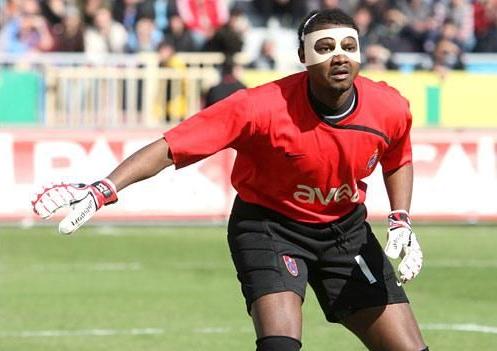 Maske takmak zorunda kalan futbolcular